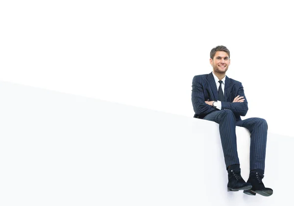 Όμορφος νεαρός επιχειρηματίας κάθεται σε ένα άσπρο πάνω — Φωτογραφία Αρχείου