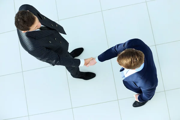 Top view of a two businessman shaking hands - Καλώς ήρθατε στην επιχείρηση — Φωτογραφία Αρχείου