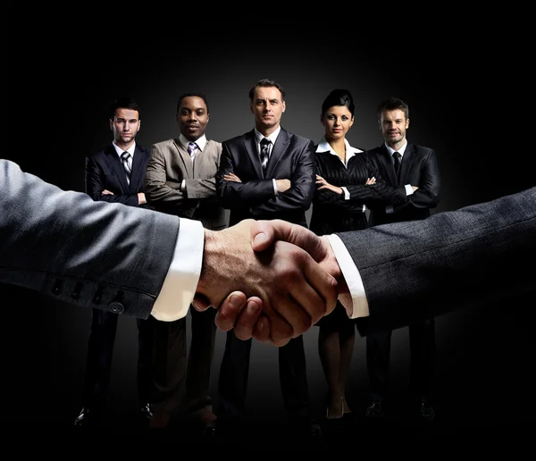 Handskakningen på gruppen av affärsmän — Stockfoto
