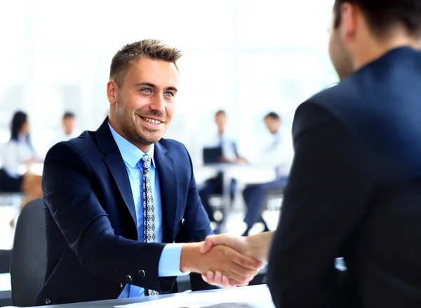 Hombre de negocios estrechando la mano para sellar un trato con su compañero —  Fotos de Stock