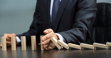 Erkek el ahşap blok bir kule yerleştirerek. planlama ve strateji kavramı