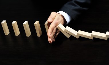 Erkek el ahşap blok bir kule yerleştirerek. planlama ve strateji kavramı