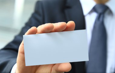 İş kartı - closeup gösteren erkek eli gri arka plan üzerinde ateş