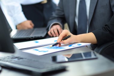 Ofiste çalışan bir grup iş adamı