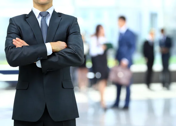 Homme d'affaires debout dans un bureau — Photo