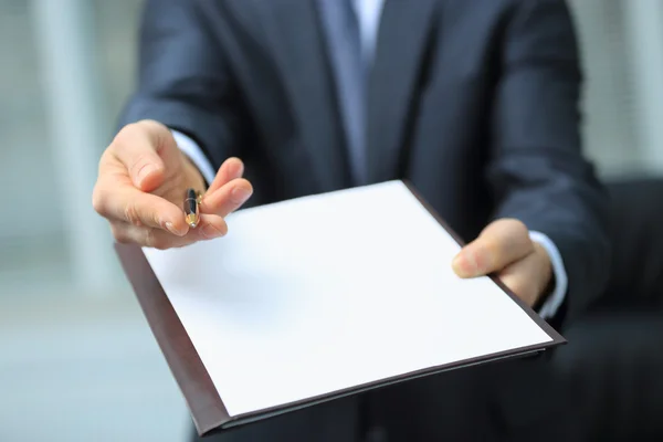 Επιχειρηματίας δίνει στυλό για την υπογραφή σας στο πρόχειρο — Φωτογραφία Αρχείου