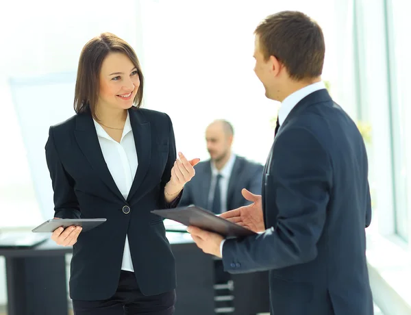 Reunión de Empresarios y Empresarios en Oficina Moderna — Foto de Stock