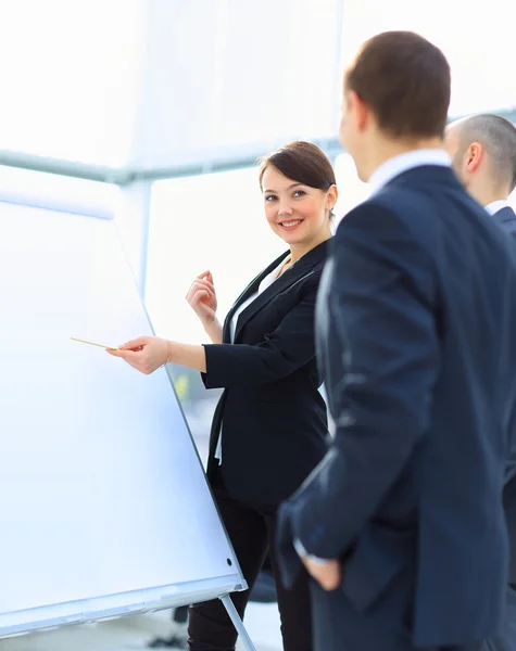 Porträt einer Geschäftsfrau, die seine Idee seinen Kollegen bei einem Meeting vorstellt — Stockfoto