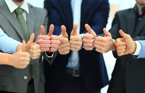Крупним планом бізнес-команда тримає свої великі пальці вгору — стокове фото