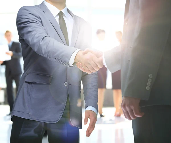 Zakenlieden handshaking na het slaan van de deal. op een achtergrond-zonsopgang — Stockfoto