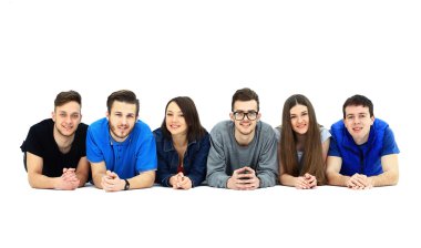 bir grup genç insan üst üste yalan.