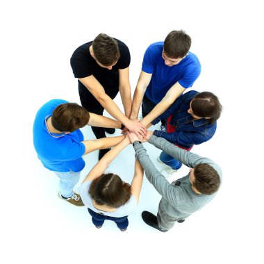 Gençlerin kendi elleriyle birlikte bir daire içinde üstten görünüm.