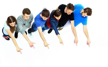bir grup genç insan bir şeye işaret