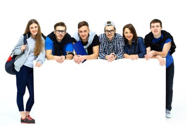 Tam uzunlukta portre emin üniversite öğrencilerinin boş Pano görüntüleme