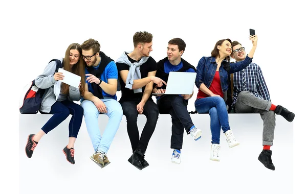 Grupo causal de pessoas sentadas no chão isoladas — Fotografia de Stock