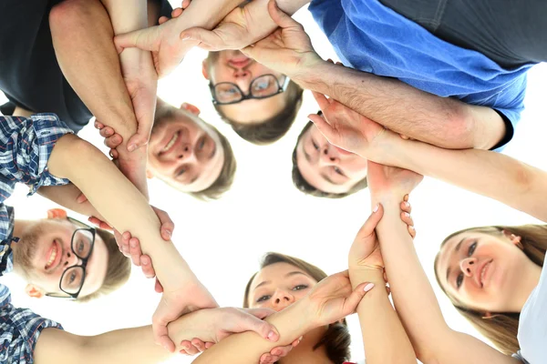 Přátelství, mládež a lidé koncept - skupina usmívající se teenageři s rukou — Stock fotografie