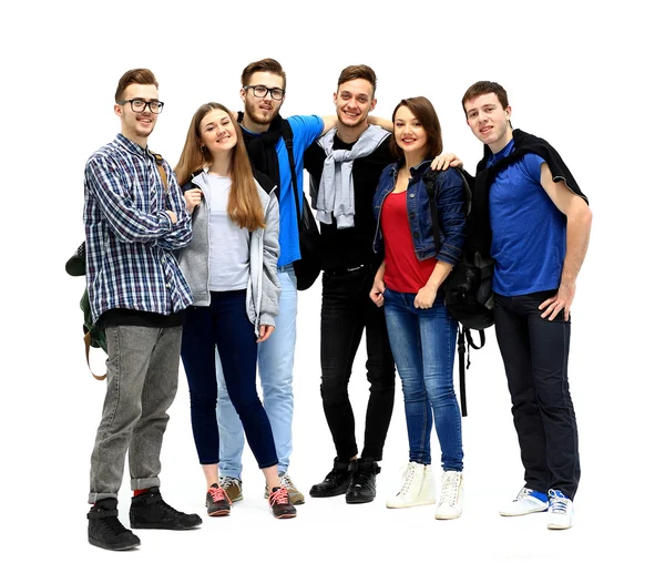 Grupo de amigos sonrientes permaneciendo juntos y mirando a la cámara — Foto de Stock