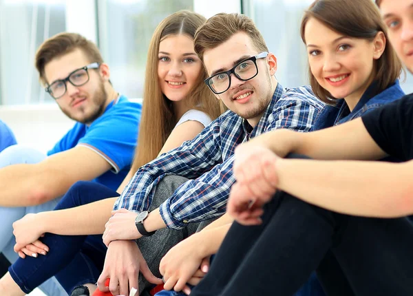 Feliz grupo de jóvenes de pie juntos —  Fotos de Stock