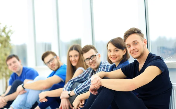 Fröhliche junge Gruppe von Menschen, die zusammen stehen — Stockfoto