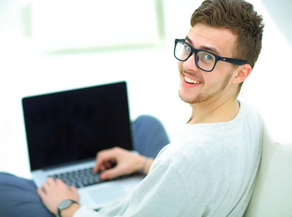 Jeune homme utilisant un ordinateur portable à la maison — Photo