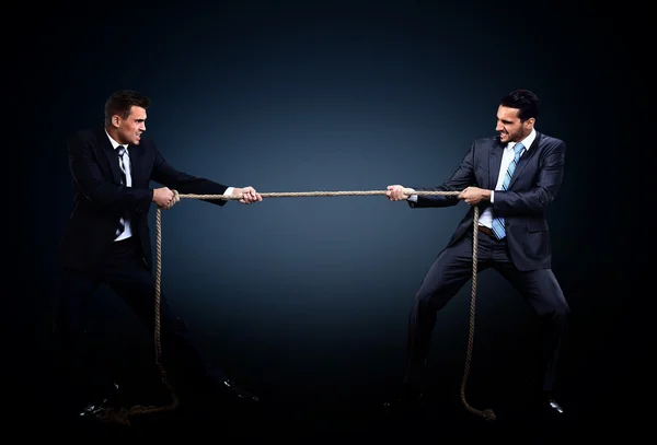 Dwóch biznesmenów ciągnięcie liny w konkursie — Zdjęcie stockowe
