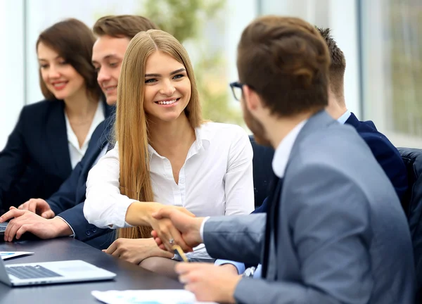 Geschäftsleute in Formalbekleidung sitzen am Tisch — Stockfoto