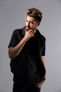 zarif genç yakışıklı adam