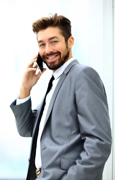 Бізнесмен говорить по телефону в офісі — стокове фото