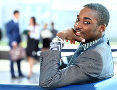 Afrika kökenli Amerikalı iş adamı ile arka planda çalışan yöneticiler