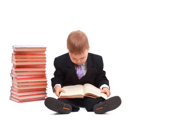 Молодий хлопчик з книгами — стокове фото