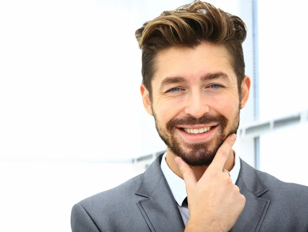 Az ember az irodában mosolyogva — Stock Fotó
