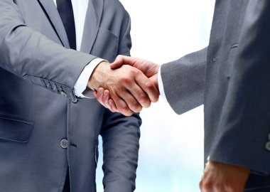 Karşılıklı iki beyaz işadamı arasında