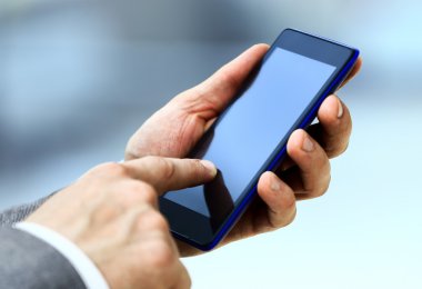 Cep telefonu kullanan adam