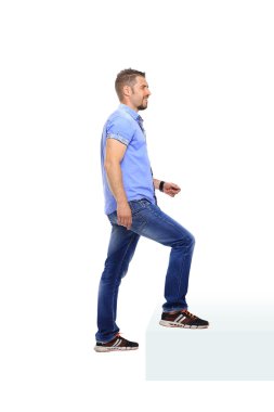 Casual adam beyaz arka plan üzerinde merdiven