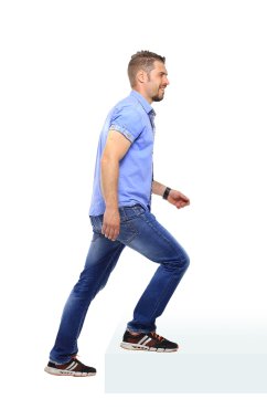 Beyaz arka plan üzerinde merdiven yukarı mavi tişörtlü Casual adam