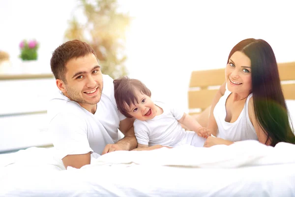 Family with young children to bed in the bedroom — Stock Photo, Image