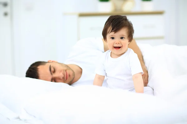 Father with his newborn , knocked down — Stock Photo, Image