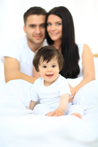 Familia con niños pequeños a la cama en el dormitorio —  Fotos de Stock