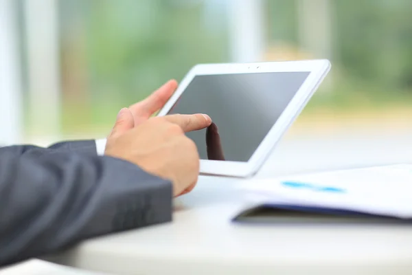 Man holding digital tablet, closeup — Stock Photo, Image