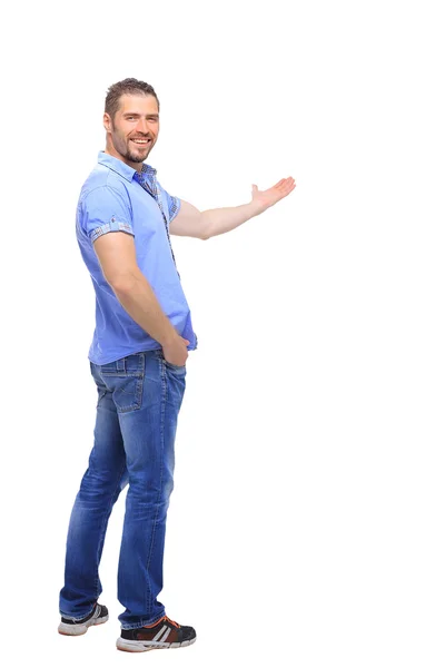 Молодой человек представляет ваш продукт, изолированный над белым бэкгро — стоковое фото