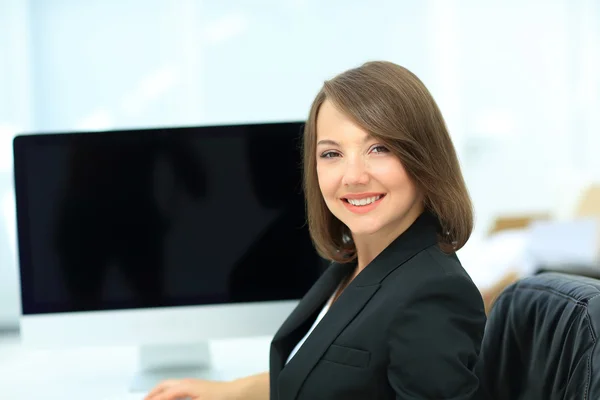 オフィスでコンピュータを使っているビジネス女性は — ストック写真