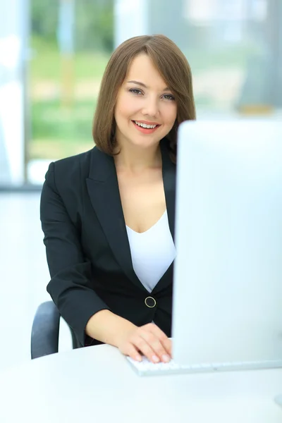Affärskvinna på kontoret arbetar på en dator — Stockfoto