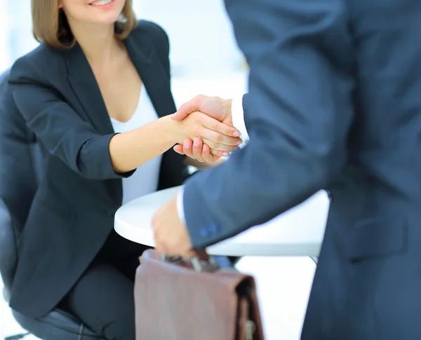 Geschäftlicher Händedruck im modernen Büro — Stockfoto