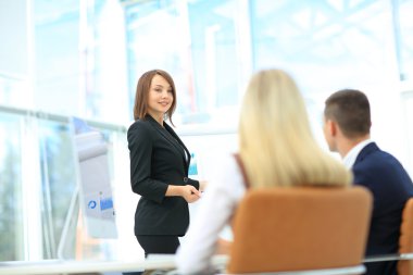 ofiste bir grup önde gelen başarılı iş kadını