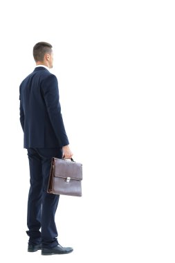 Elinde evrak çantası olan bir iş adamı.