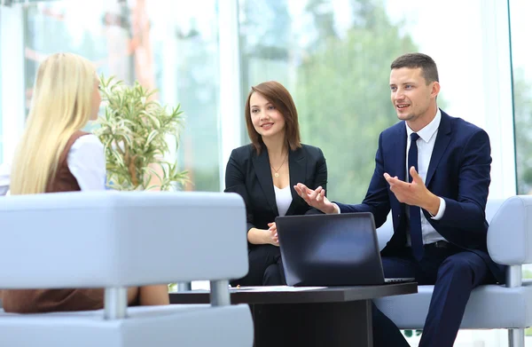 Счастливые деловые люди разговаривают на встрече в офисе — стоковое фото