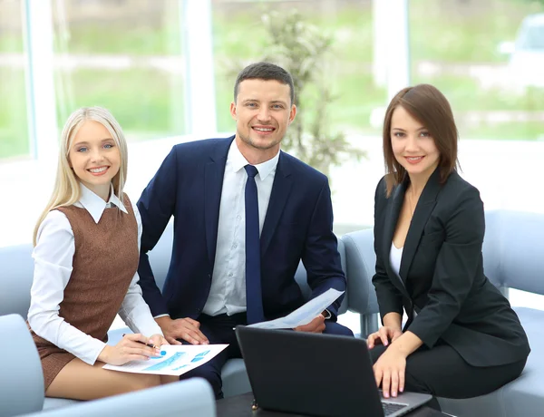 Lyckad businessteam av tre sitter kontoret och planering — Stockfoto