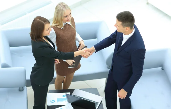 Gente de negocios dándose la mano durante una reunión —  Fotos de Stock
