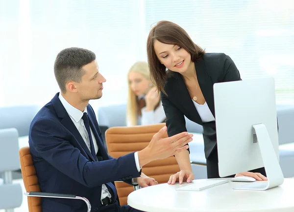 Sorridente donna d'affari che mostra qualcosa sul computer come collega — Foto Stock