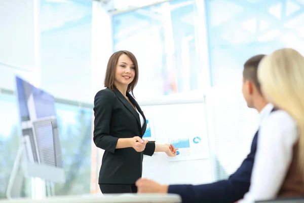 Mujer de negocios haciendo preguntas durante la presentación de sus colegas —  Fotos de Stock